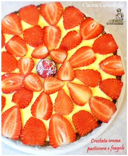 crostata con crema pasticcera e fragole