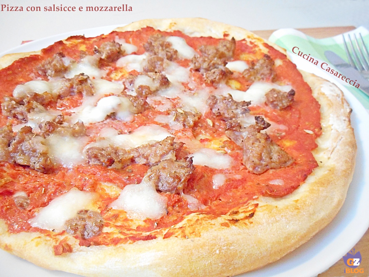 Pizza con salsicce e mozzarella