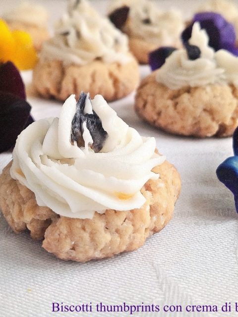 Biscotti thumbprints con crema di burro alla violetta