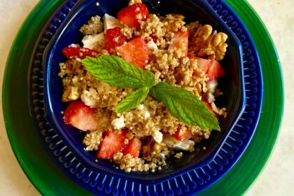 Insalata di quinoa feta fragole e noci